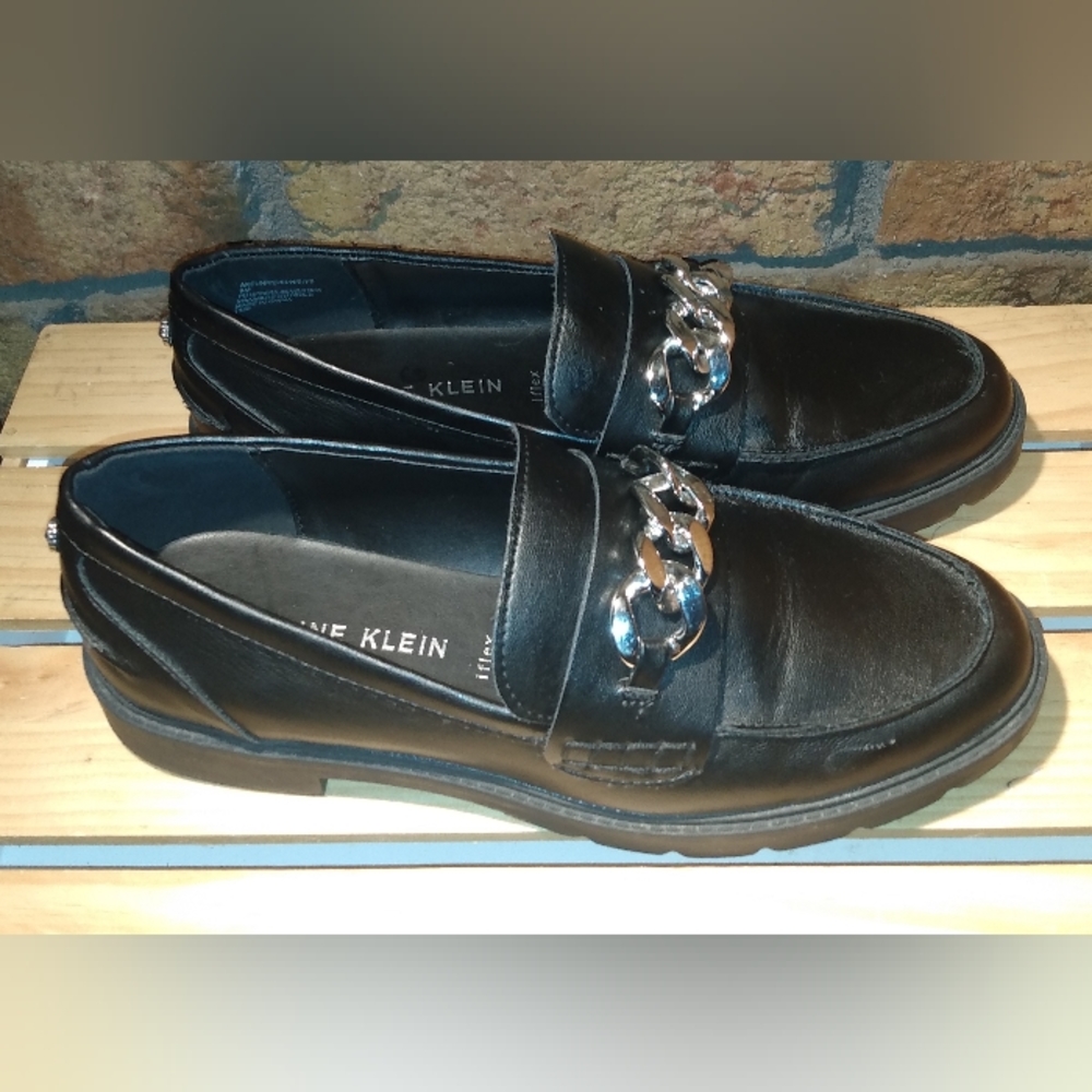 Anne Klein Eunice Black Shoes w/Silver-Tone Metal Chain & Lions Head. Size 9